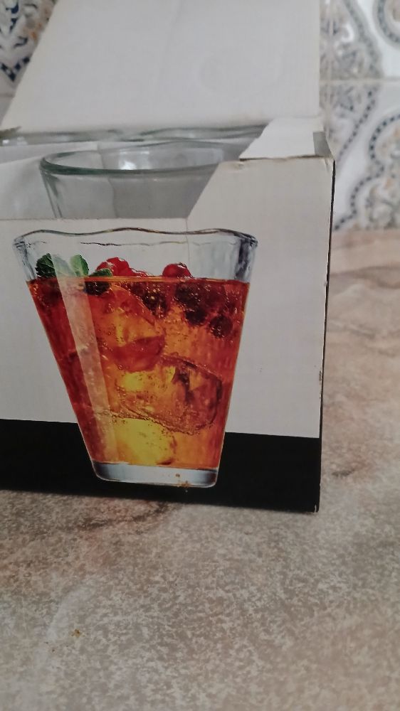 Deux paquets de 8 grand verres 