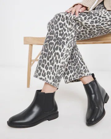 Boots importé d'allemand de marque JD.Williams en vrai cuir acheté à 120 euros porté une seule fois sacrifiée à 120 dinars pointure 39 convient aussi 38