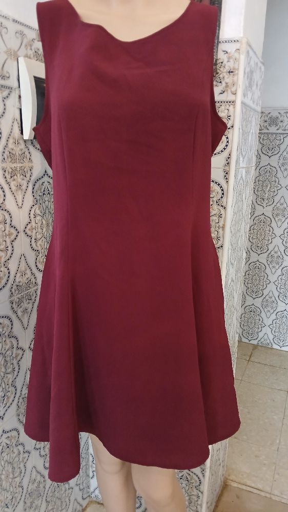Robe sayefi de couleur burgandy  h&m acheter à 120 dt sacrifiée 45 dt 