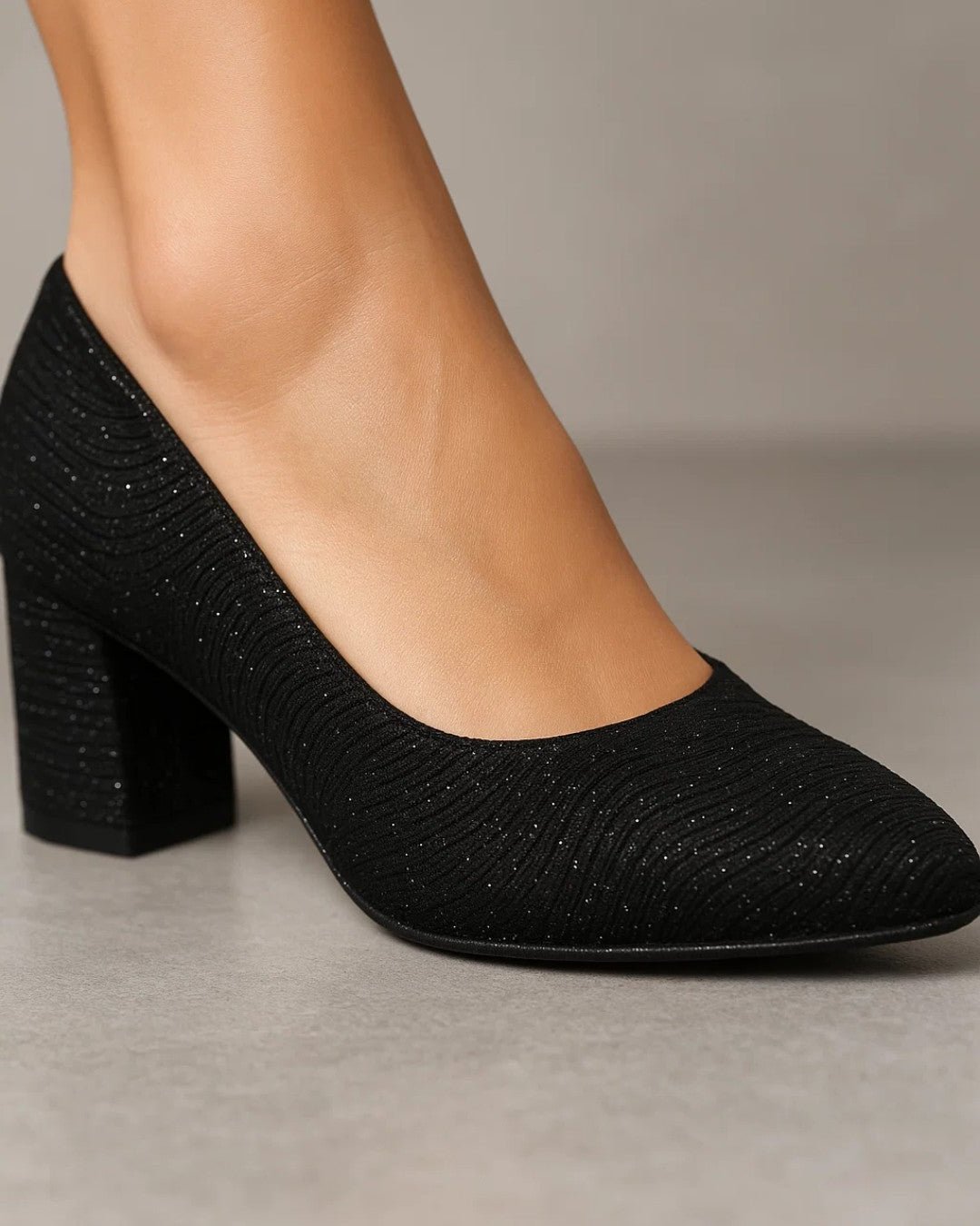 Escarpins de marque Jones New York présentent un fini pailleté noir élégant et un talon bloc acheté à 65 euros sacrifiée à 66 dinars porté deux fois très bonne état pointure 39 convient aussi pour 38