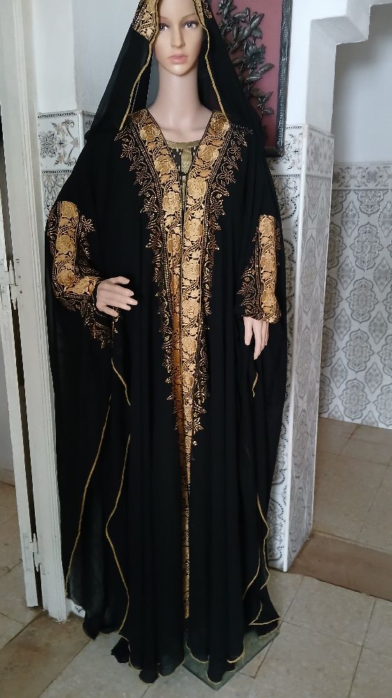 Abaya luxe importé d'Emirates porté une seule fois acheter 140 euro sacrifiée à 190 dt le font gratuit avec foulard, yelbess taille 38.40.42.44.et 46 moch fort