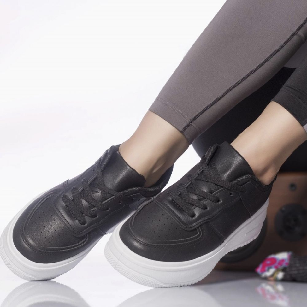 Importé de france : des baskets noires avec une semelle plateforme blanche porté deux fois neuf ,la hauteur de la semelle est de 4 cm.pointure 40 convient aussi pour 39