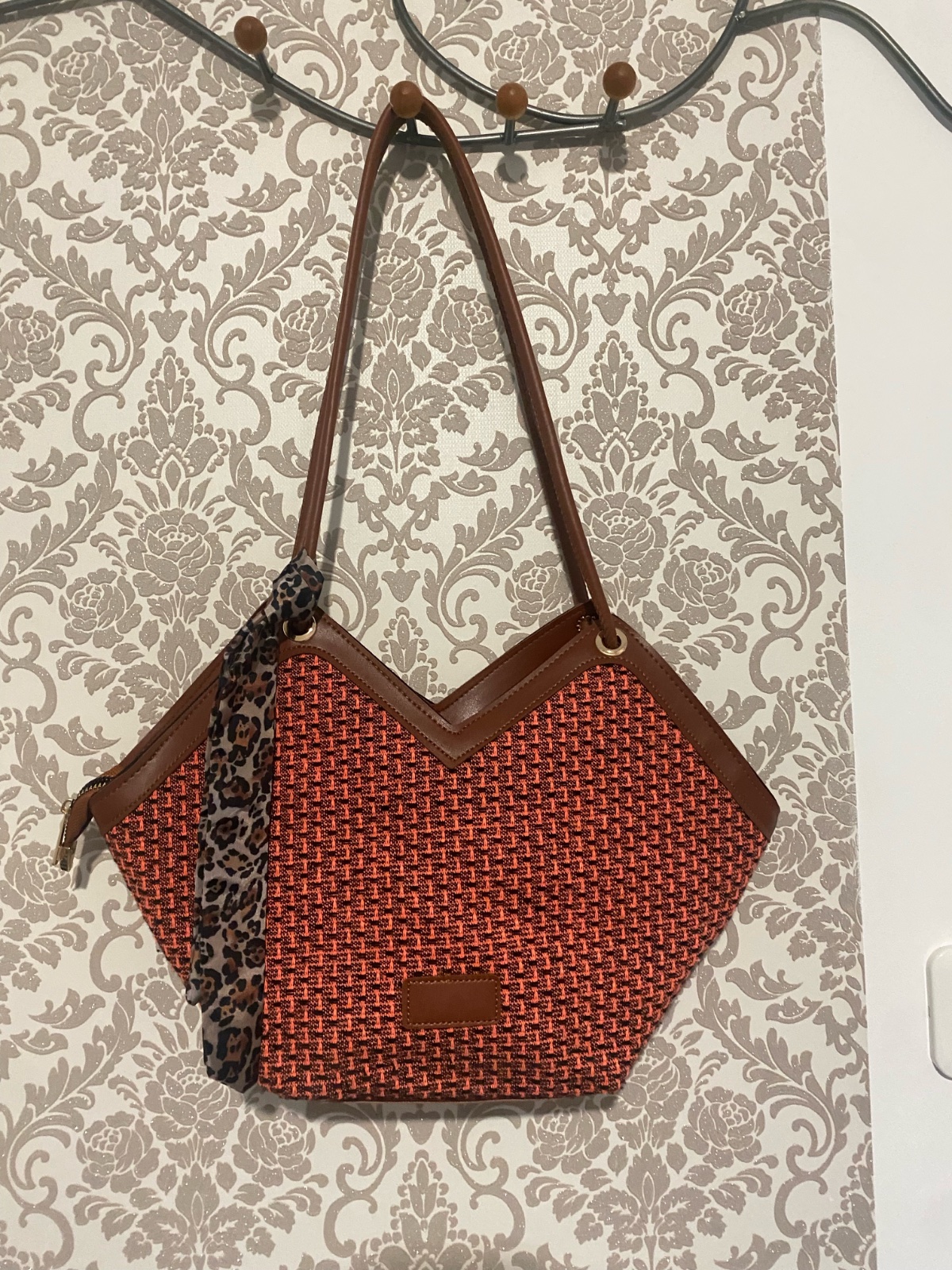 Sac à main effet tressé orange brique avec foulard léopard 
