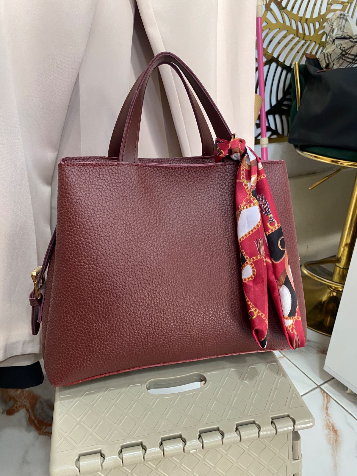 Sac à main bordeaux chic avec foulard noué ✨