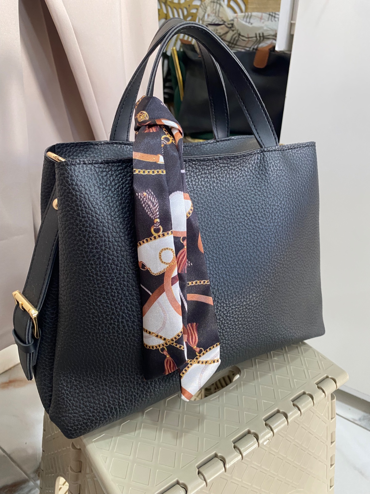 Sac à main noir chic avec foulard en satin 🖤