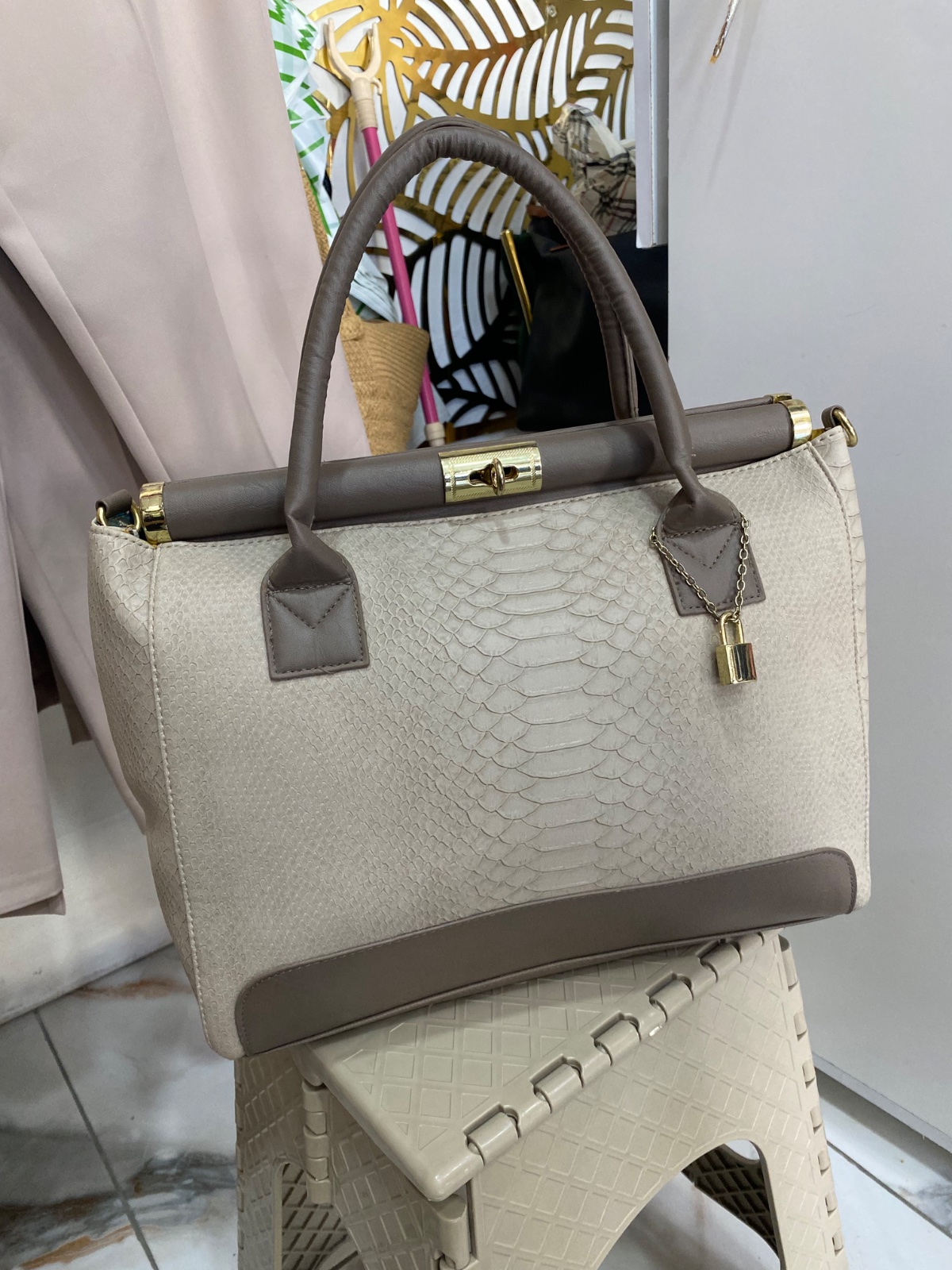 Sac à main élégant beige taupe effet croco 