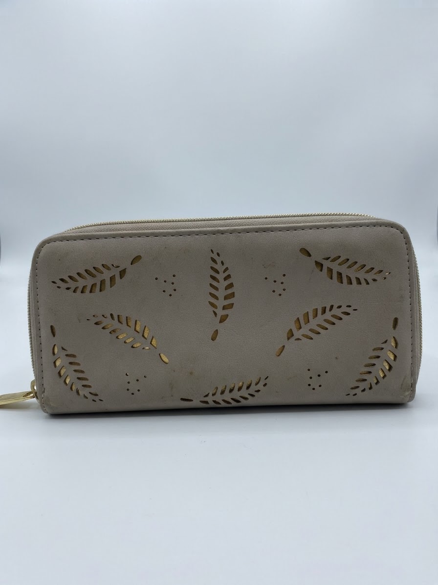 Portefeuille femme beige à motifs ajourés dorés