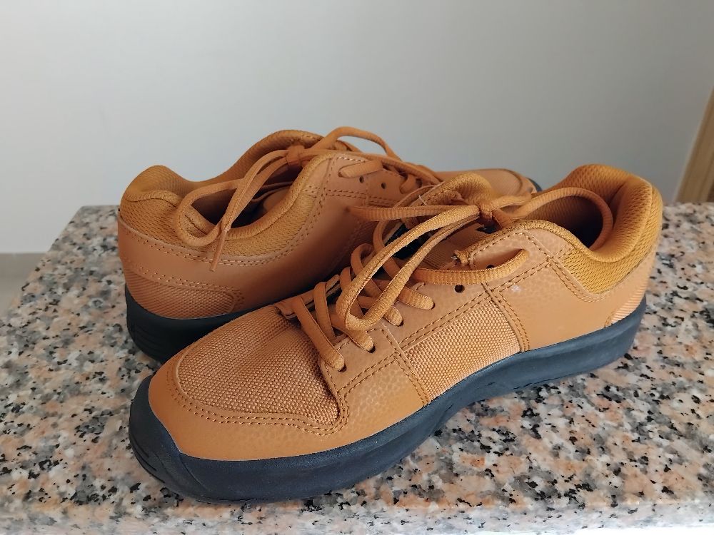 Baskets DC camel