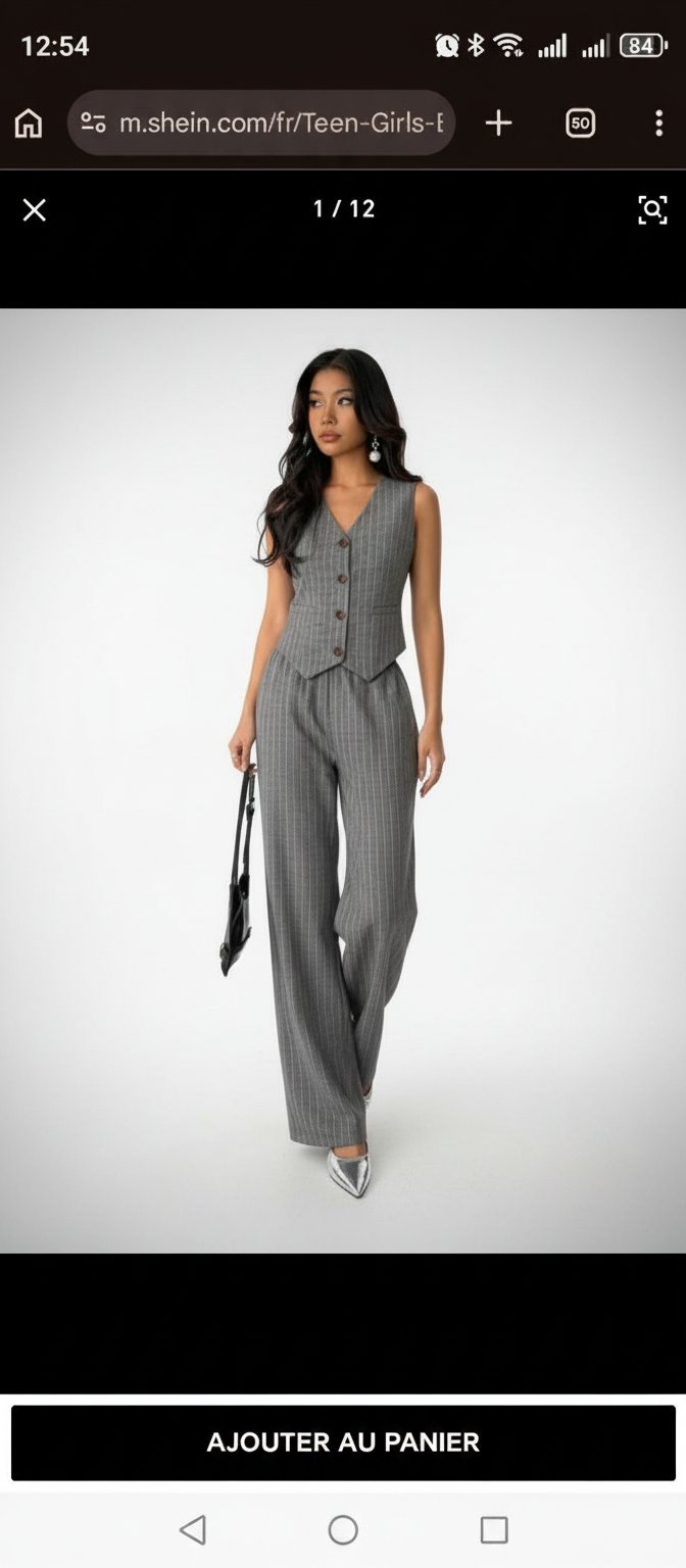 Ensemble SHEIN se compose d'un gilet de costume sans manches gris à rayures et d'un pantalon large assorti.    