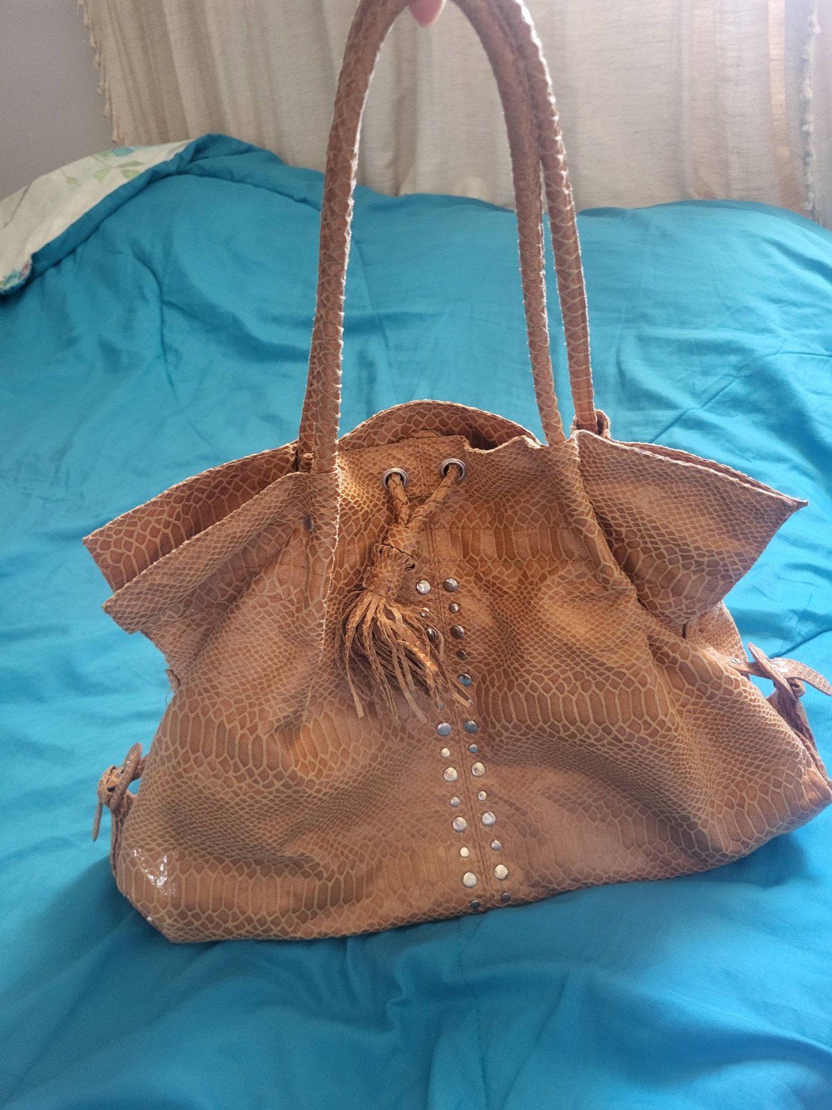 Sac à main de la marque spring  grand format en similicuir peau de serpent