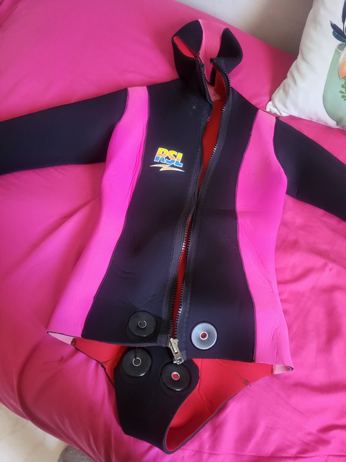 Combinaison de plongée noire et rose de marque RSL, conçue pour les sports nautiques comme la natation ou la plongée.