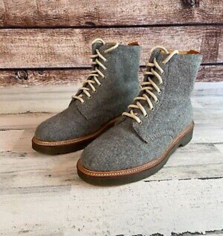 Botte de la marque Martens couleur gris 