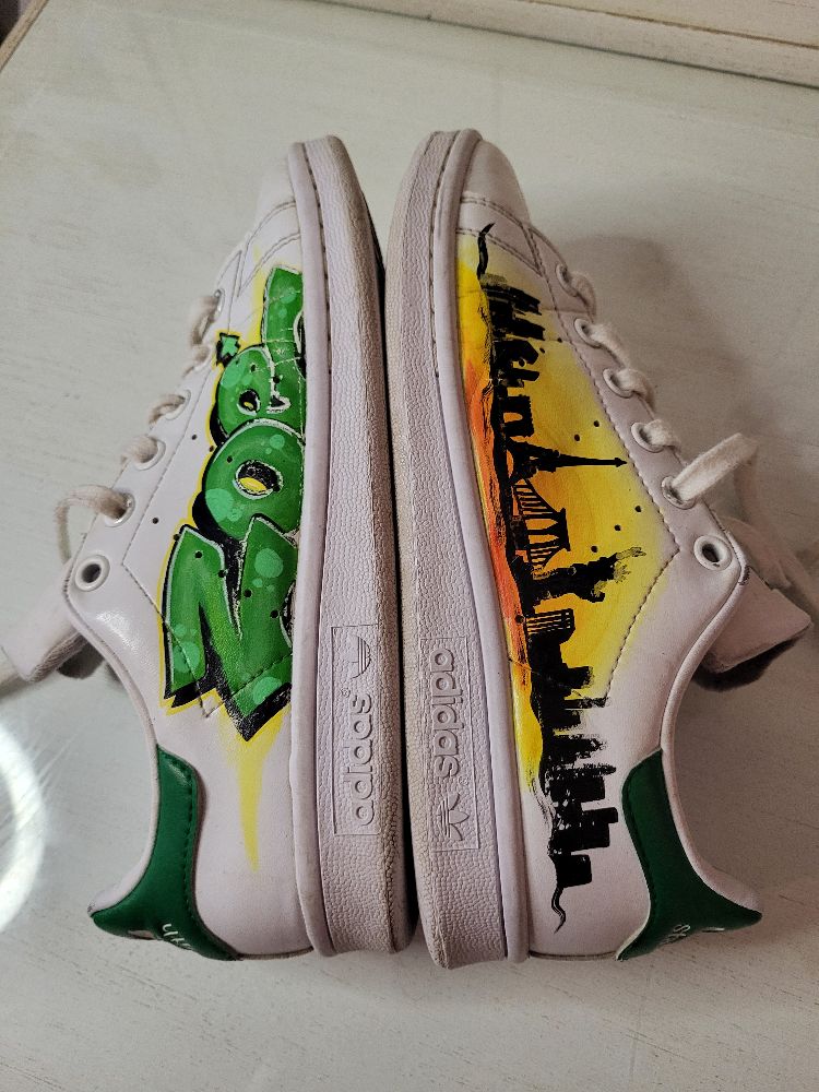 Je vends cette paire Stan smith pièce unique en bon état 