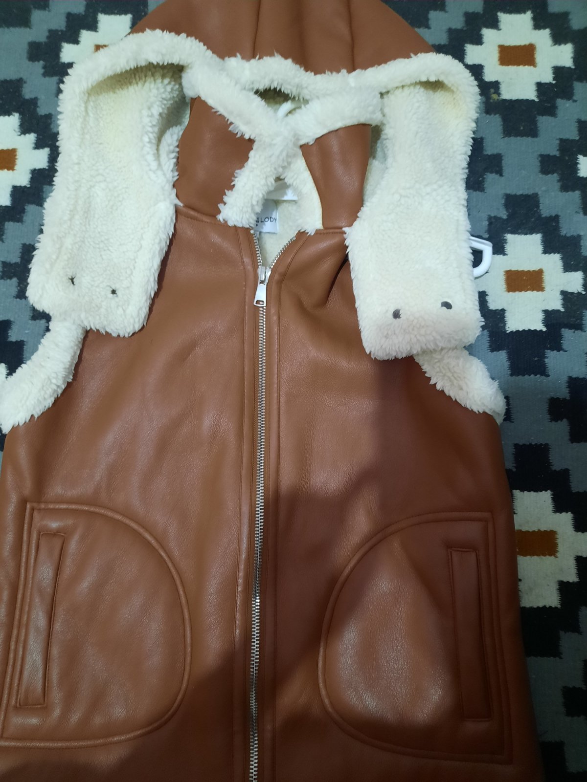 Gilet sans manches marron avec doublure en fausse fourrure et capuche