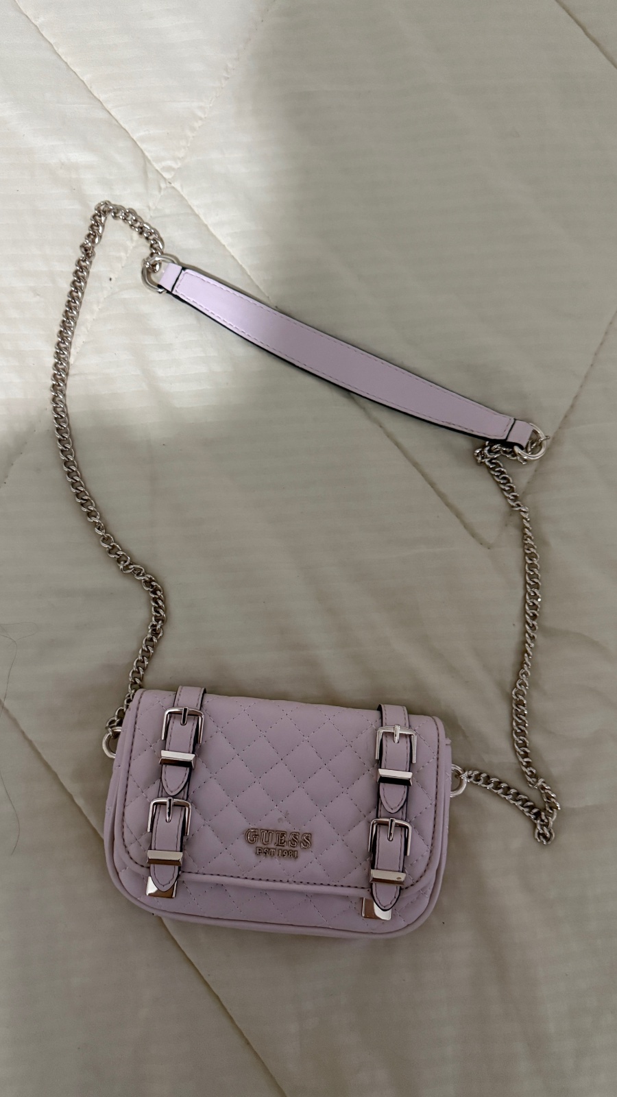 Sac en rose bebe de la marque guess