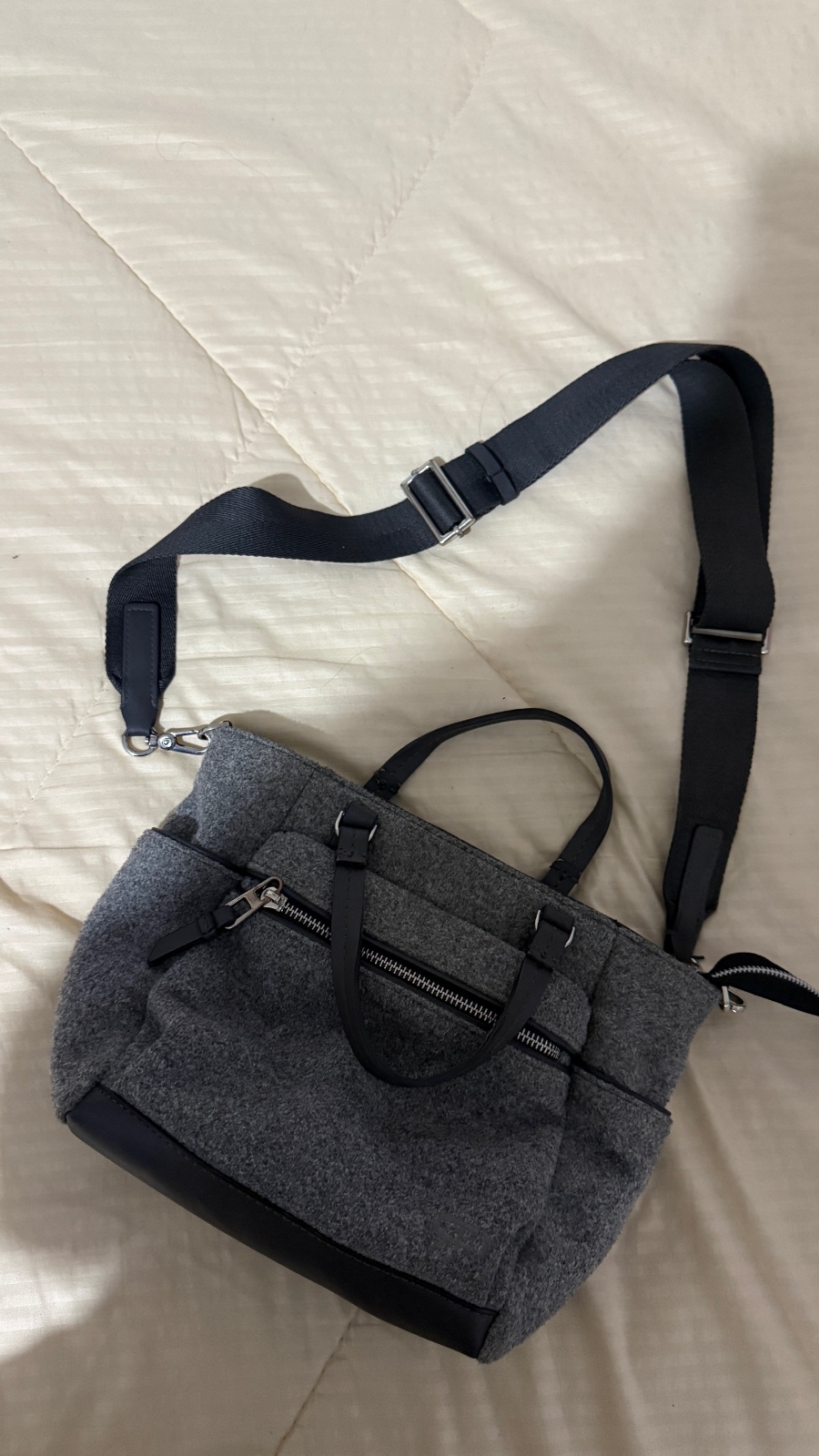 Sac gris et noir parfois