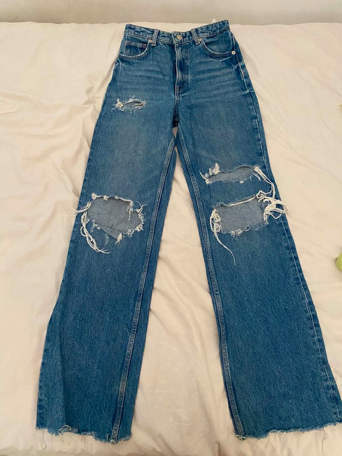 Jean bleu déchiré taille haute ZARA
