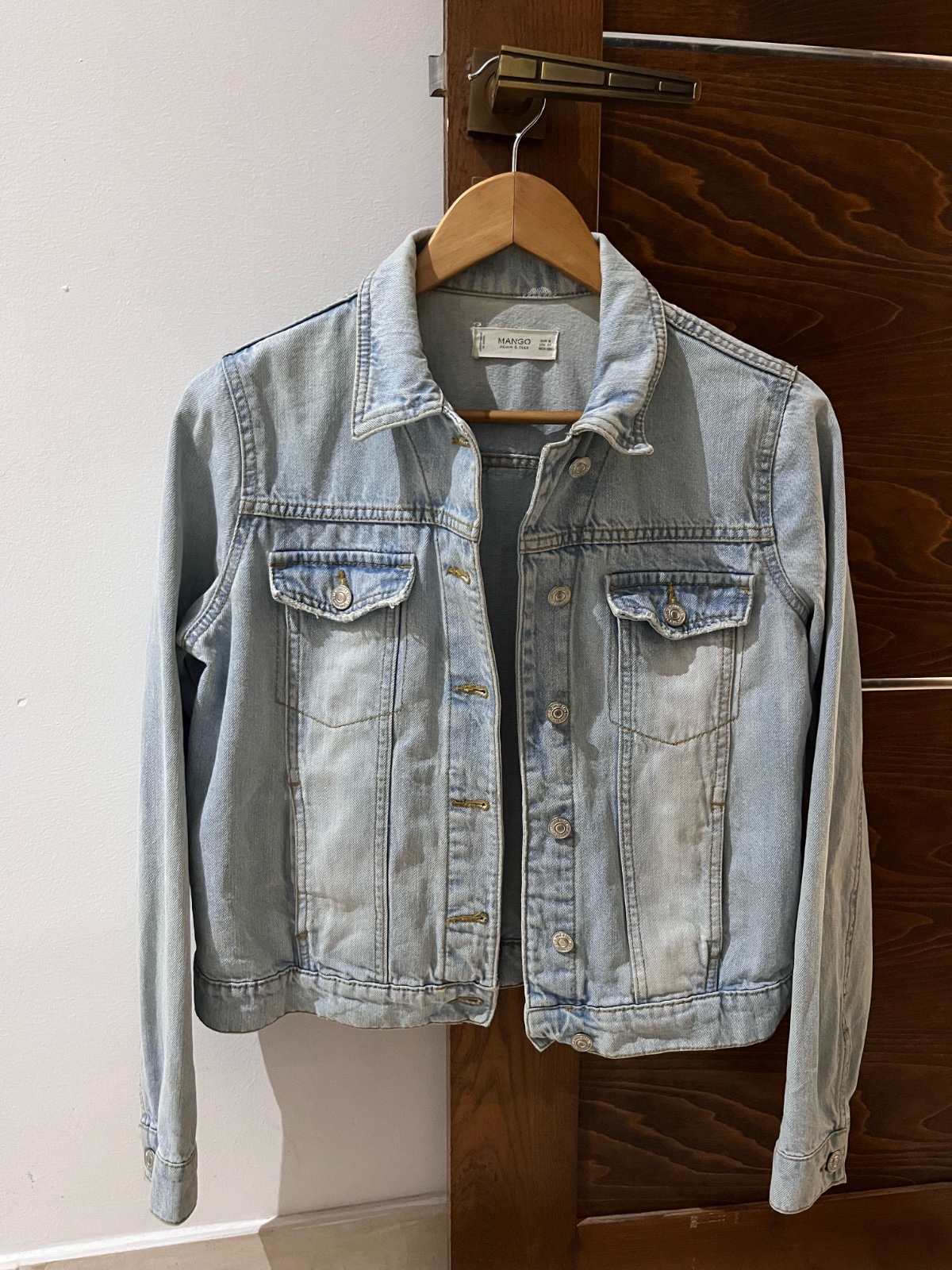 Gilet en jean de chez mango taille s(36) bleu claire 