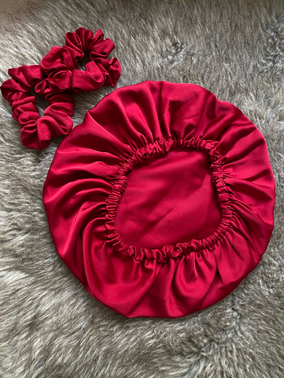 Bonnet en satin + 2 chouchous burgundy🍒