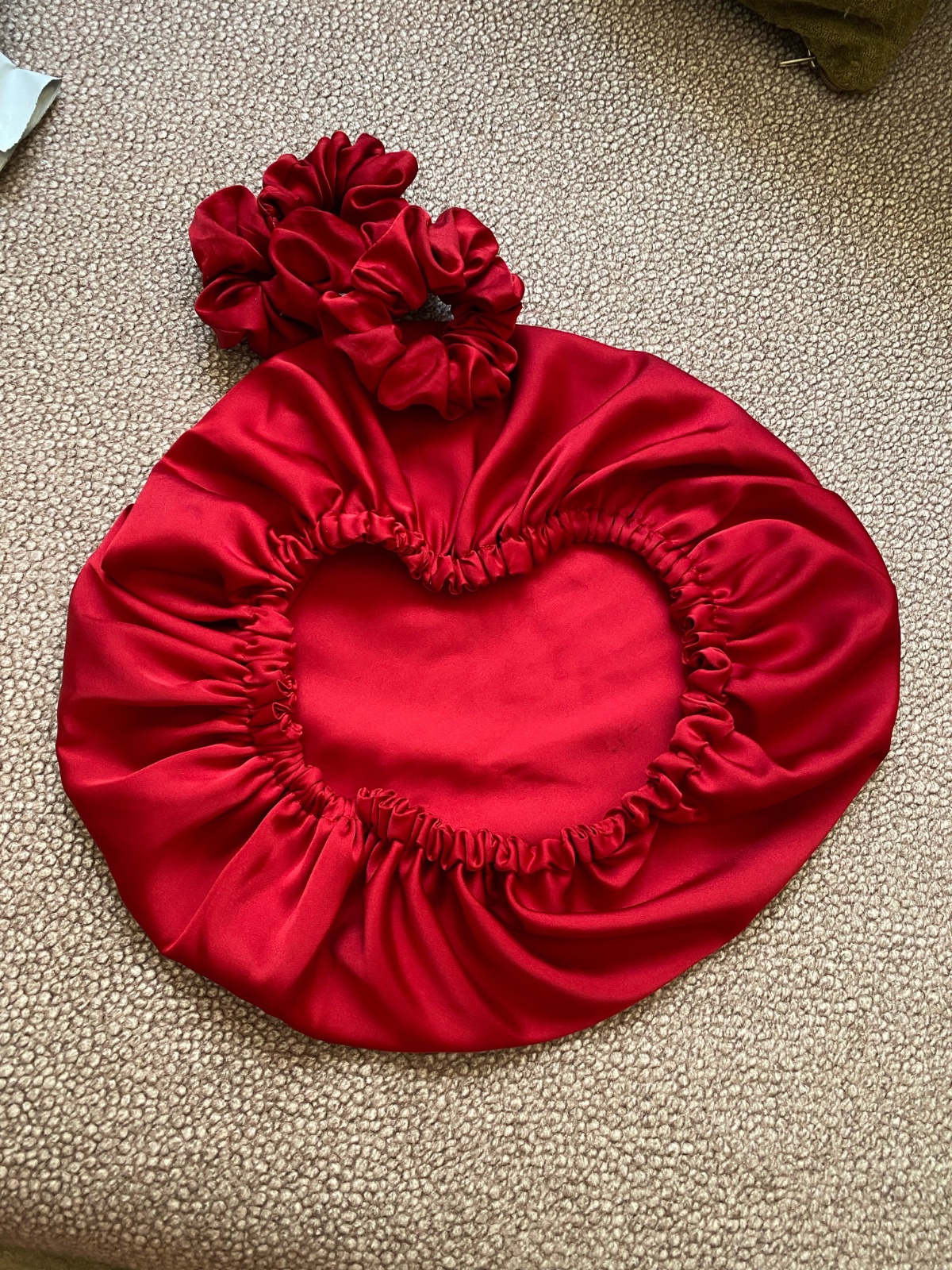Bonnet en satin + 2chouchous 