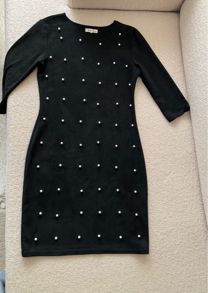 Robe noir avec des perles importé