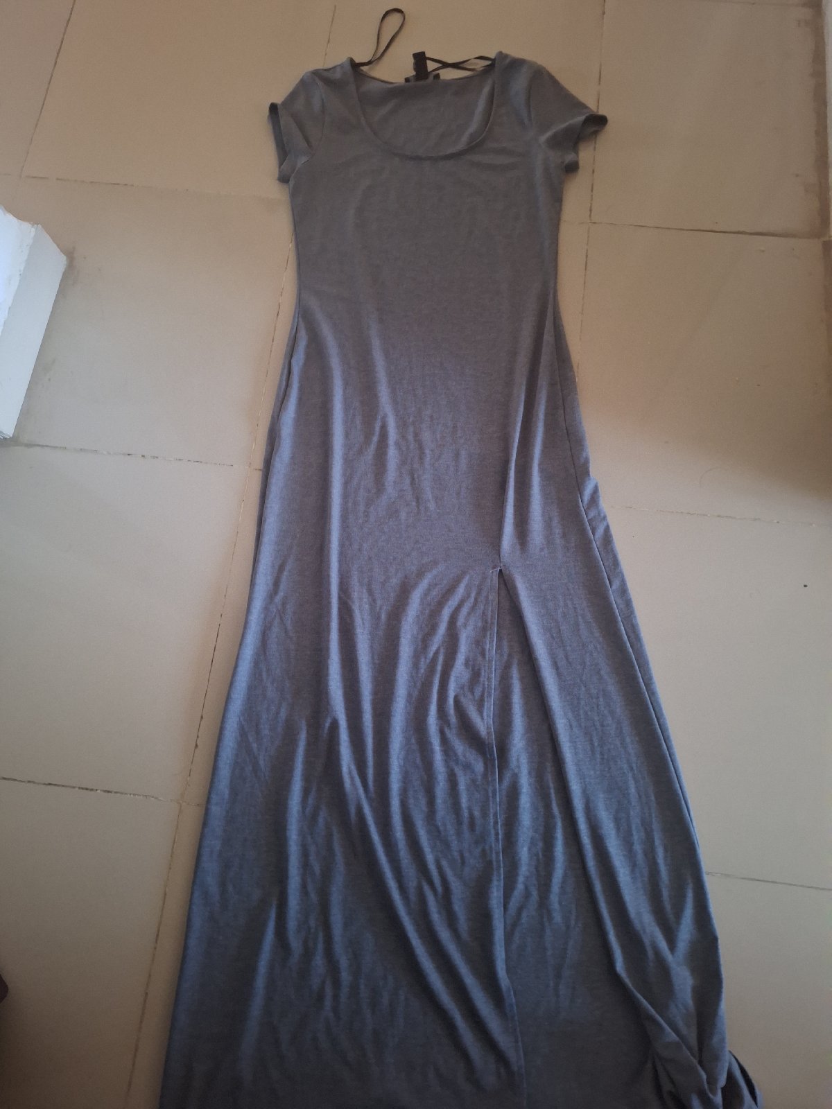 Robe longue grise simple et élégante