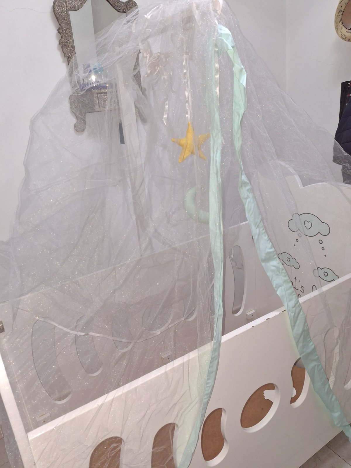 Lit  bébé en trés bon état 