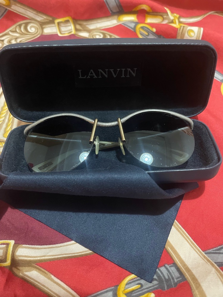 Lunettes de soleil Lanvin avec leur etui et packet / Prix negociable 