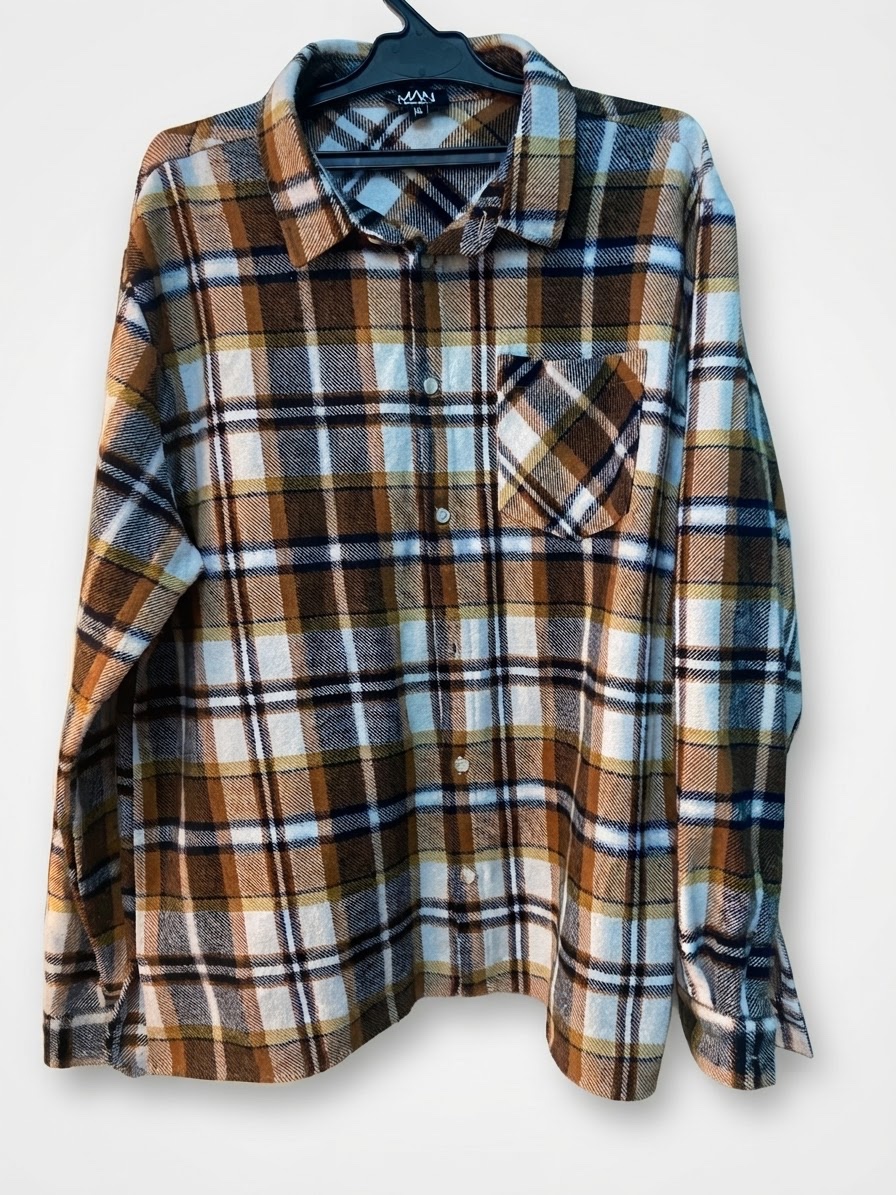 Chemise en flanelle à carreaux marron, blanc et noir.