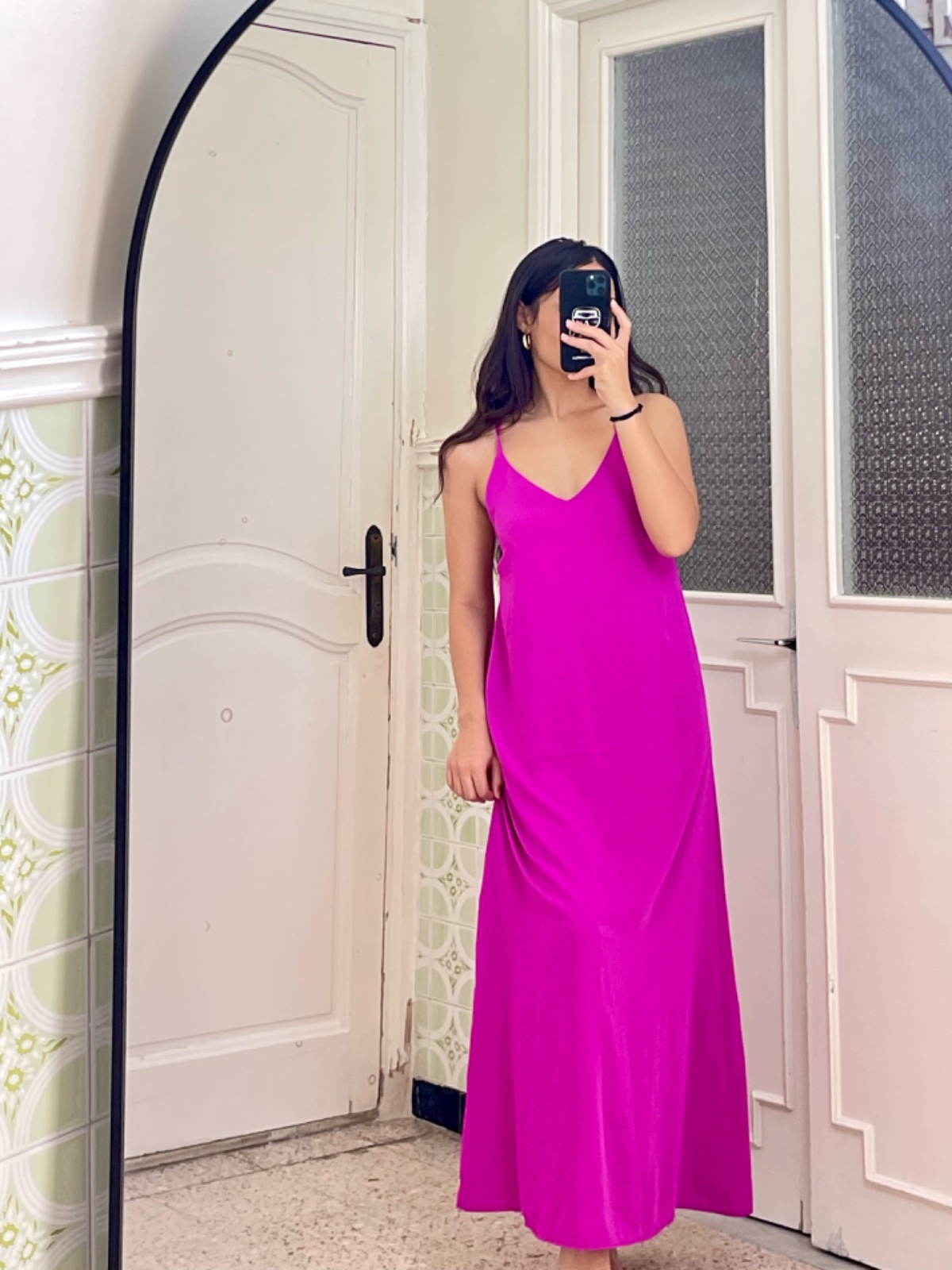 Robe longue fuchsia à fines bretelles et col V