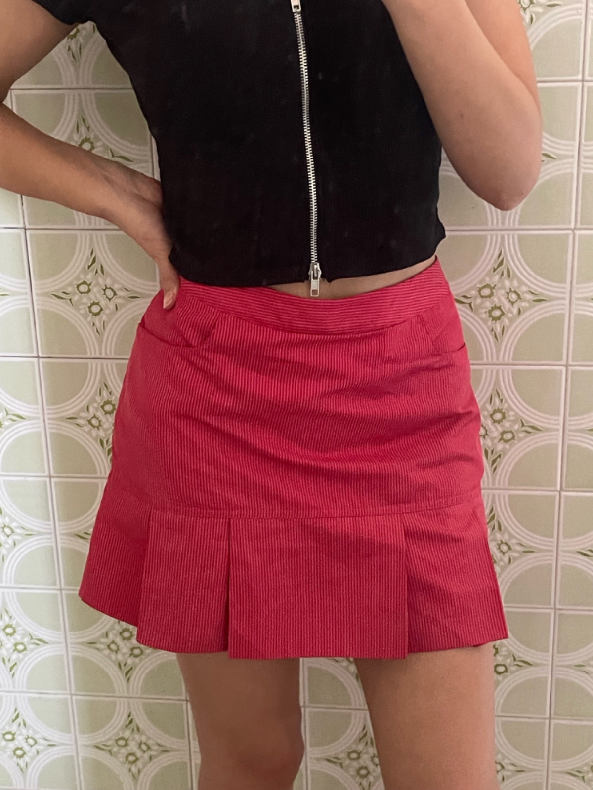 Jupe-short plissée de sport Adidas pour femme de couleur rose fuchsia ou rouge framboise