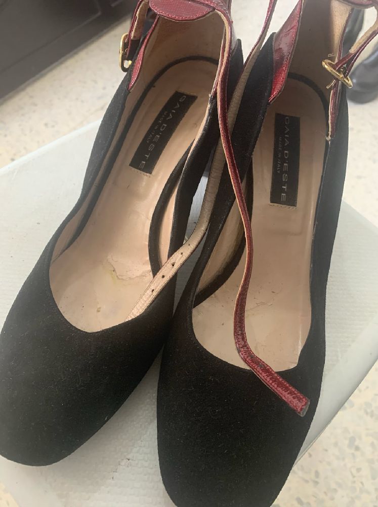 Escarpins en daim noir avec details bordeaux 