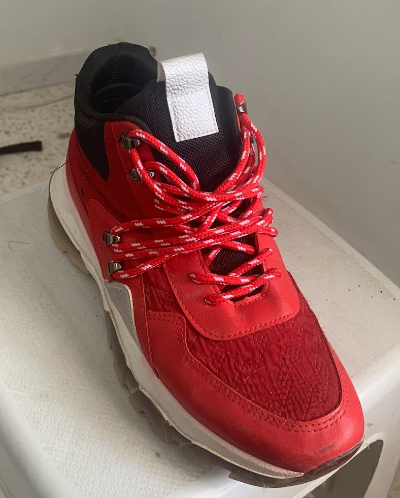 Baskets montantes rouges et noires 
