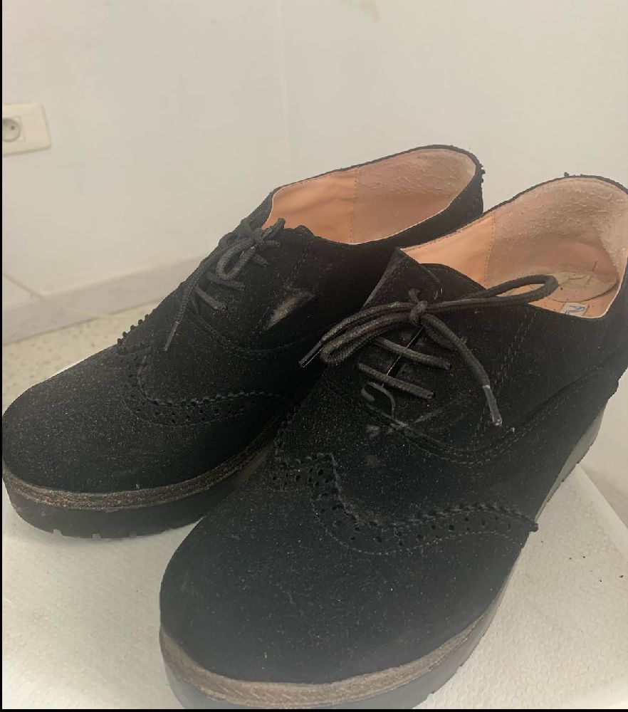 Chaussures derby compensées en daim noir