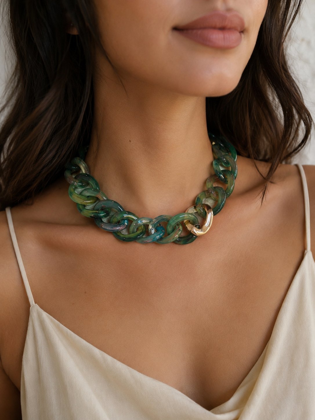 COLLIER EN RÉSINE VERT Style Audacieux et Moderne De La Marque Emporio Armani 