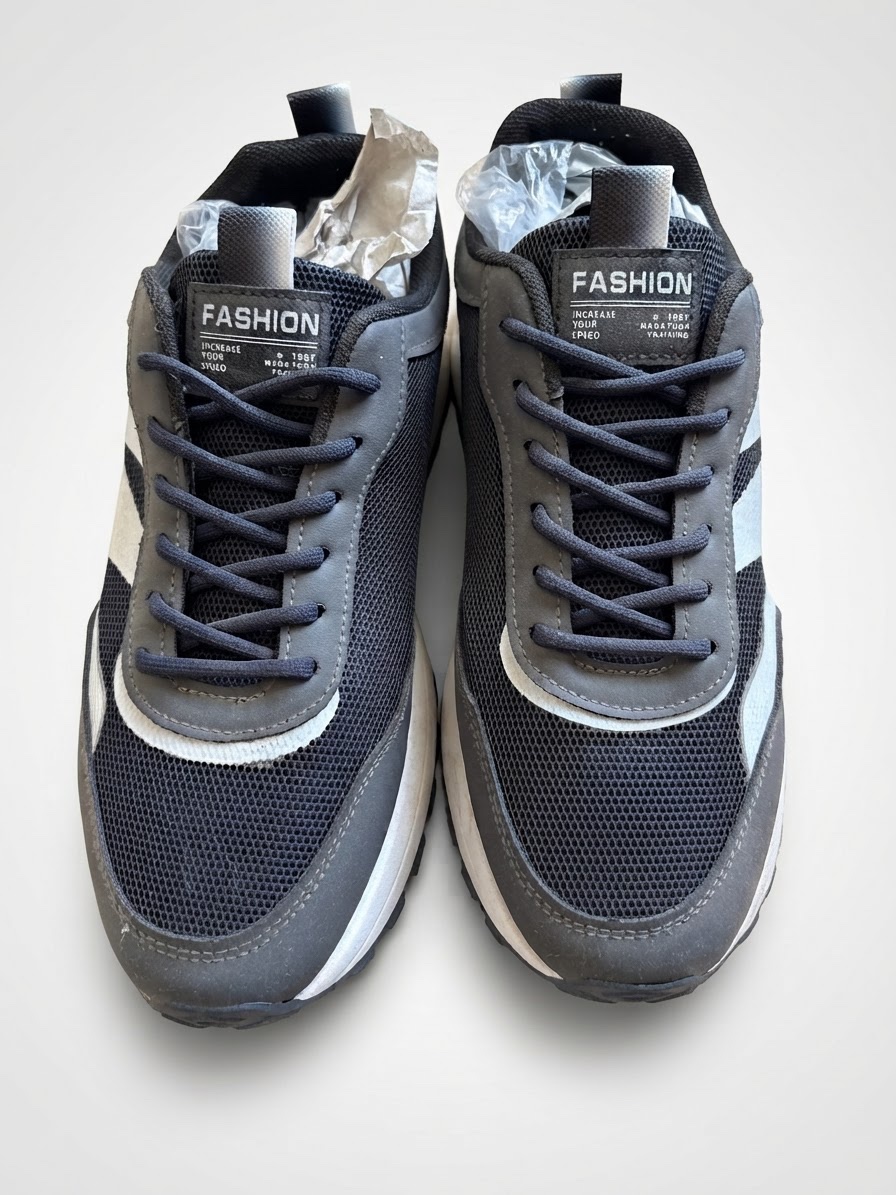 Chaussures quotidiennes blanches et noires.