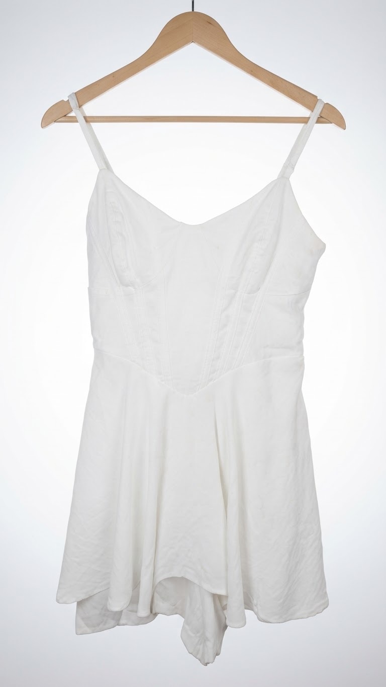 Courte robe blanche corset 