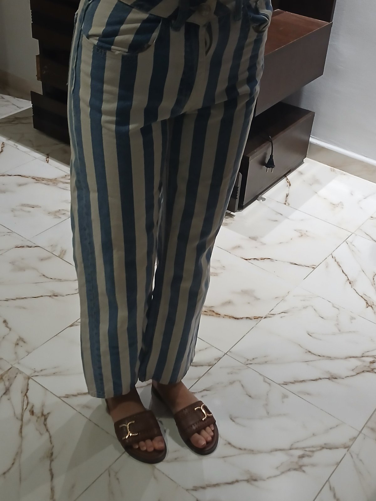 Pantalon jean bleu et blanc 