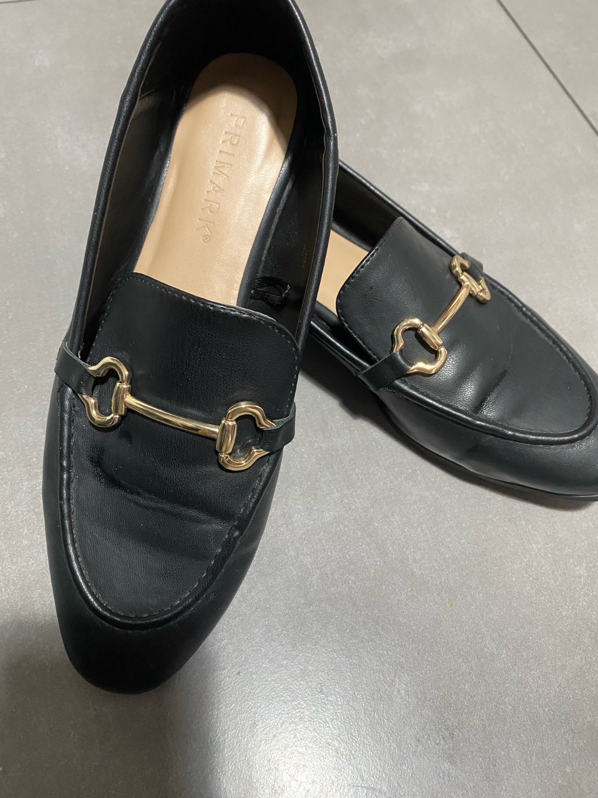 Mocassins noir élégants avec boucles dorée 