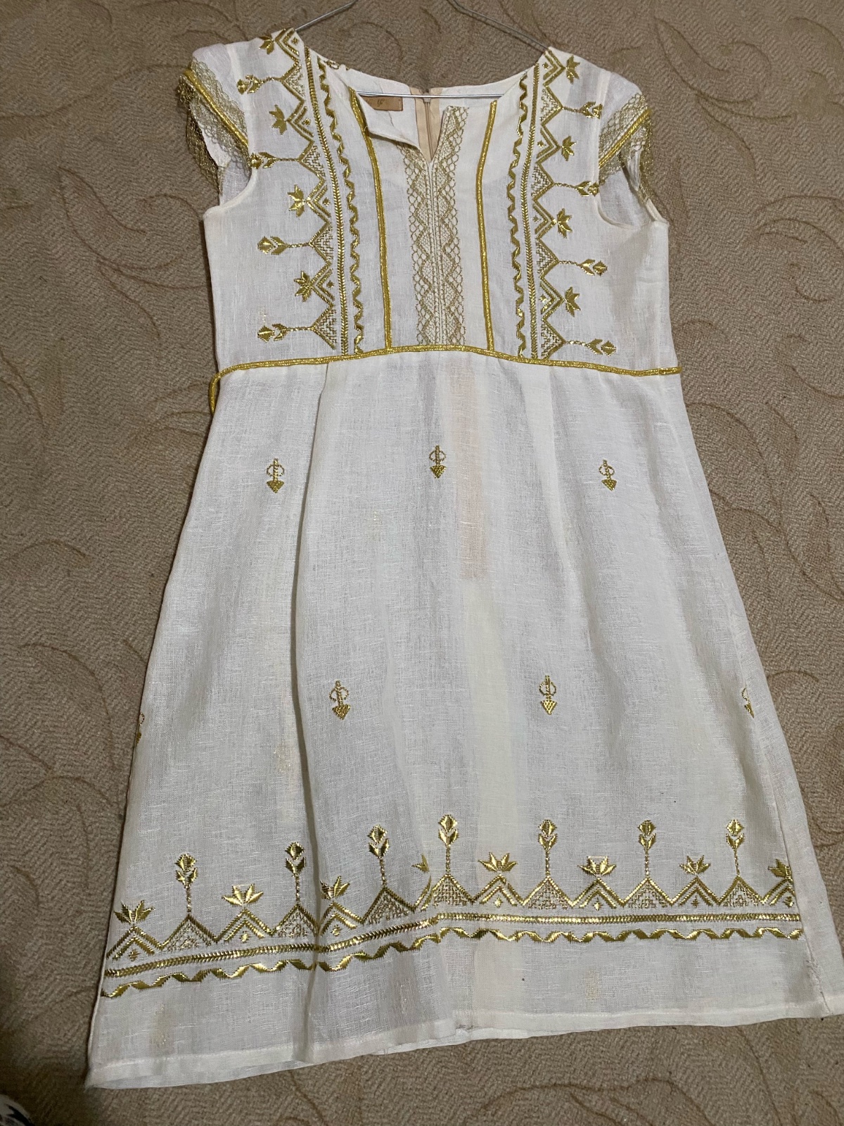 Robe traditionnelle brodée d'or