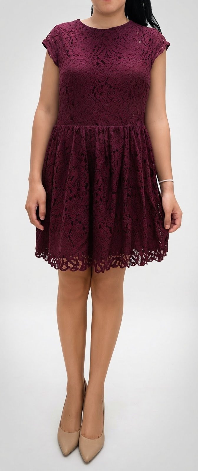 Robe bordeaux en dentelle élégante et féminine, idéale pour soirées, fêtes et occasions. Couleur bordeaux chic avec finition dentelle.