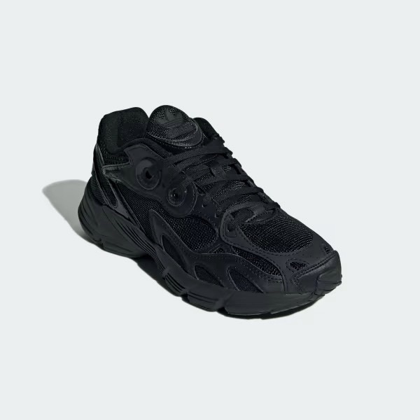 Adidas pointure 38 mais il chausse petit c'est plutot un 37.5