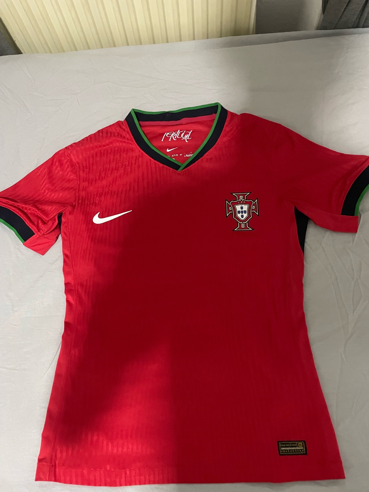 Pull du portugal rouge taille L 