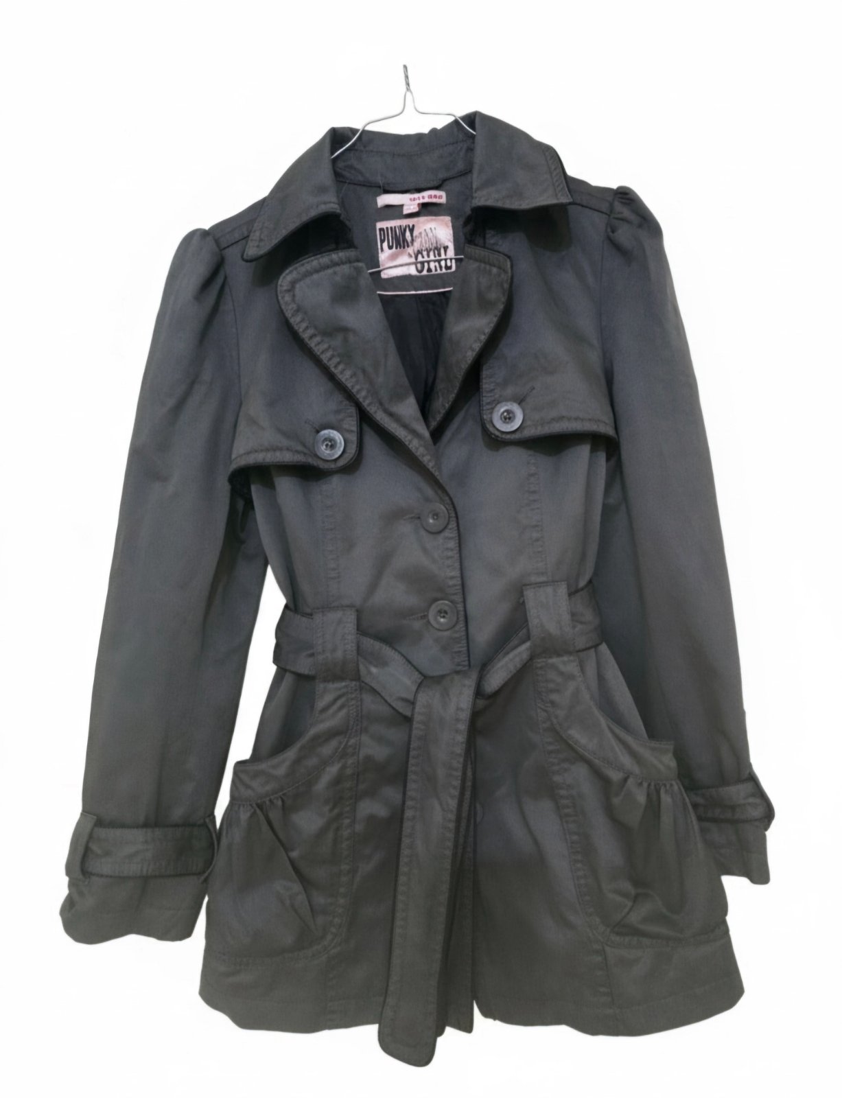 Trench-coat ou manteau court de couleur gris foncé/anthracite de la marque  tall weill caractérisée par une coupe cintrée, une ceinture à nouer à la taille, un double boutonnage partiel sur la poitrine et des poches plaquées à volants taille 40 .