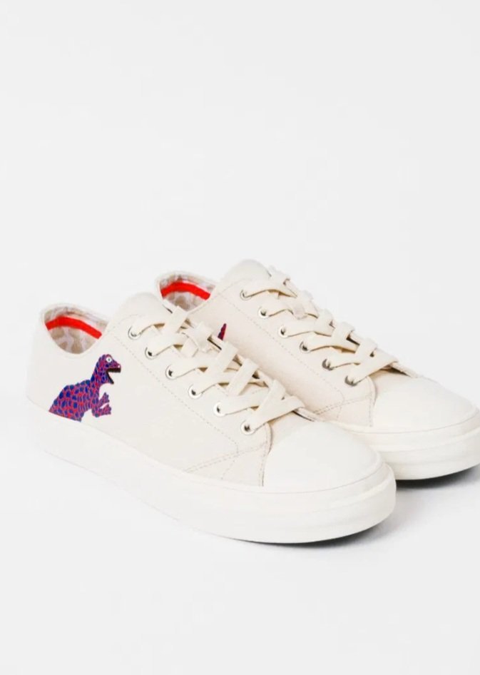 Baskets sont le modèle Paul Smith « Kinsey » en toile de coton écru, décoré du motif signature « Dino » représentant un dinosaure imprimé sur le côté et d'une doublure intérieure à imprimé léopard