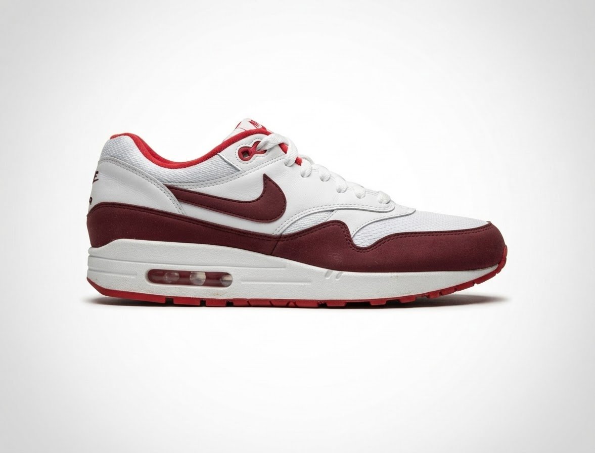  sneaker Nike Air Max 1 Essential « Team Red », reconnaissable à son garde-boue bordeaux et à ses accents rouges contrastant sur une empeigne blanche