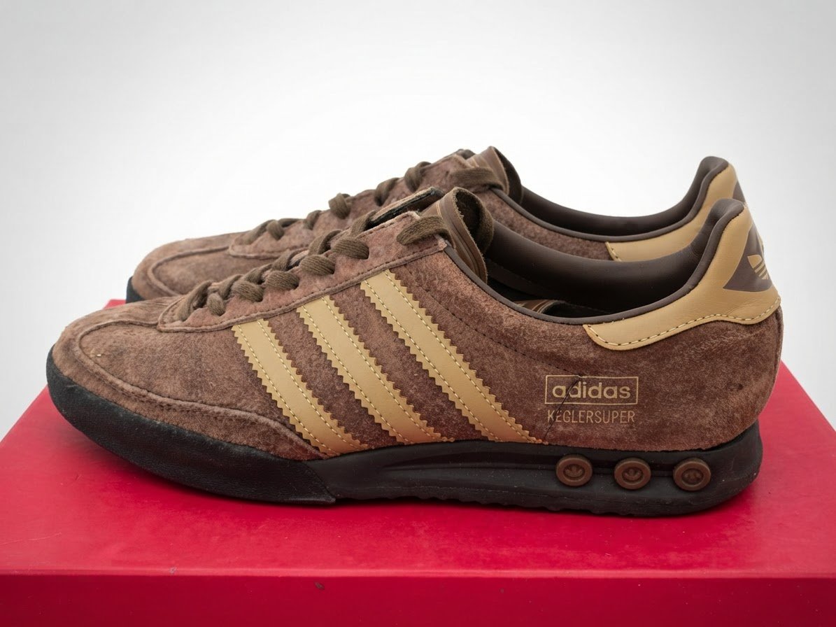 Sont des baskets Adidas Originals Kegler Super en suédine marron dotées des célèbres inserts d'amorti sur le talon de la semelle