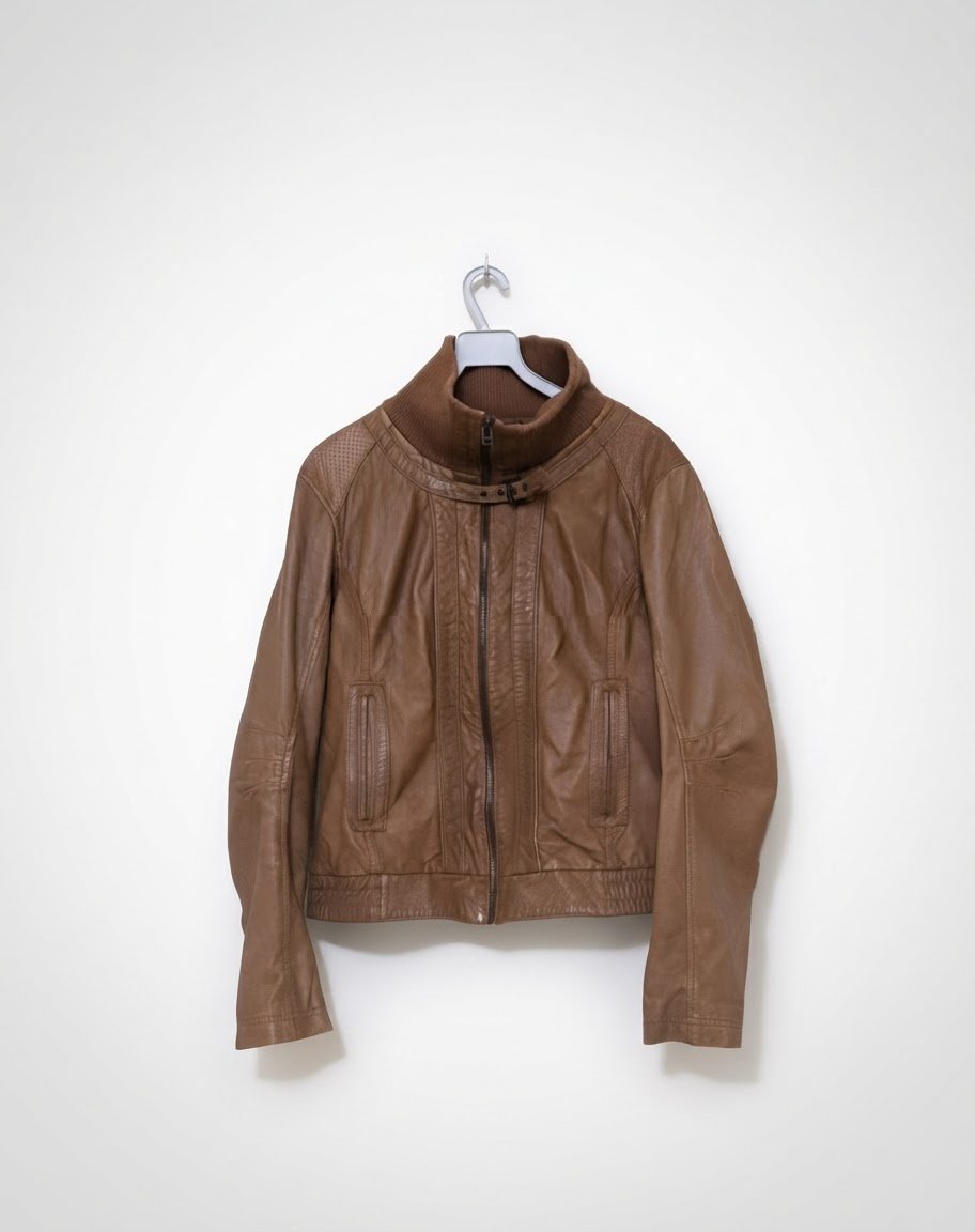 Veste ou d'un blouson en cuir marron (souvent de type aviateur ou motard) doté d'un grand col montant en maille côtelée et d'une fermeture éclair centrale 