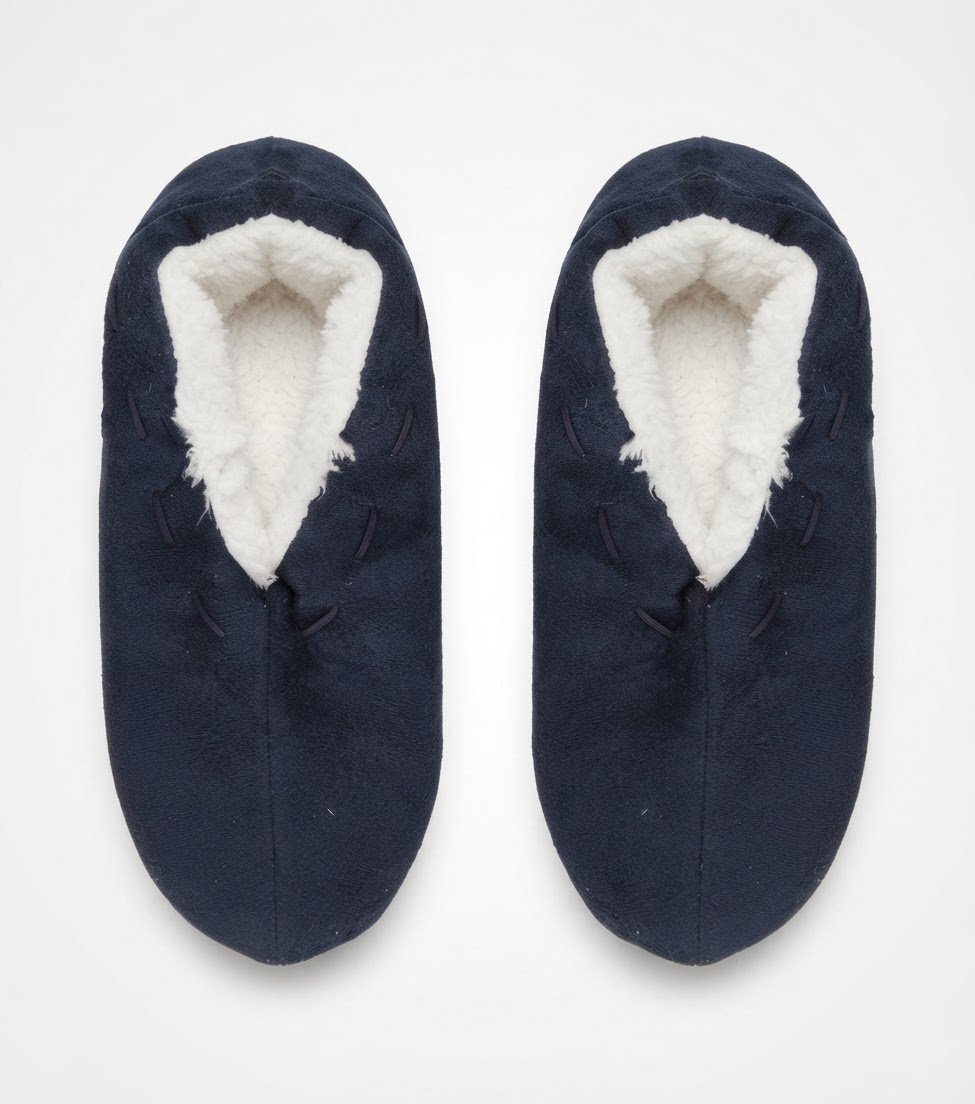 Pantoufles  « babouches » ou chaussons traditionnels d'intérieur) en daim bleu marine avec une doublure intérieure en fourrure synthétique blanche