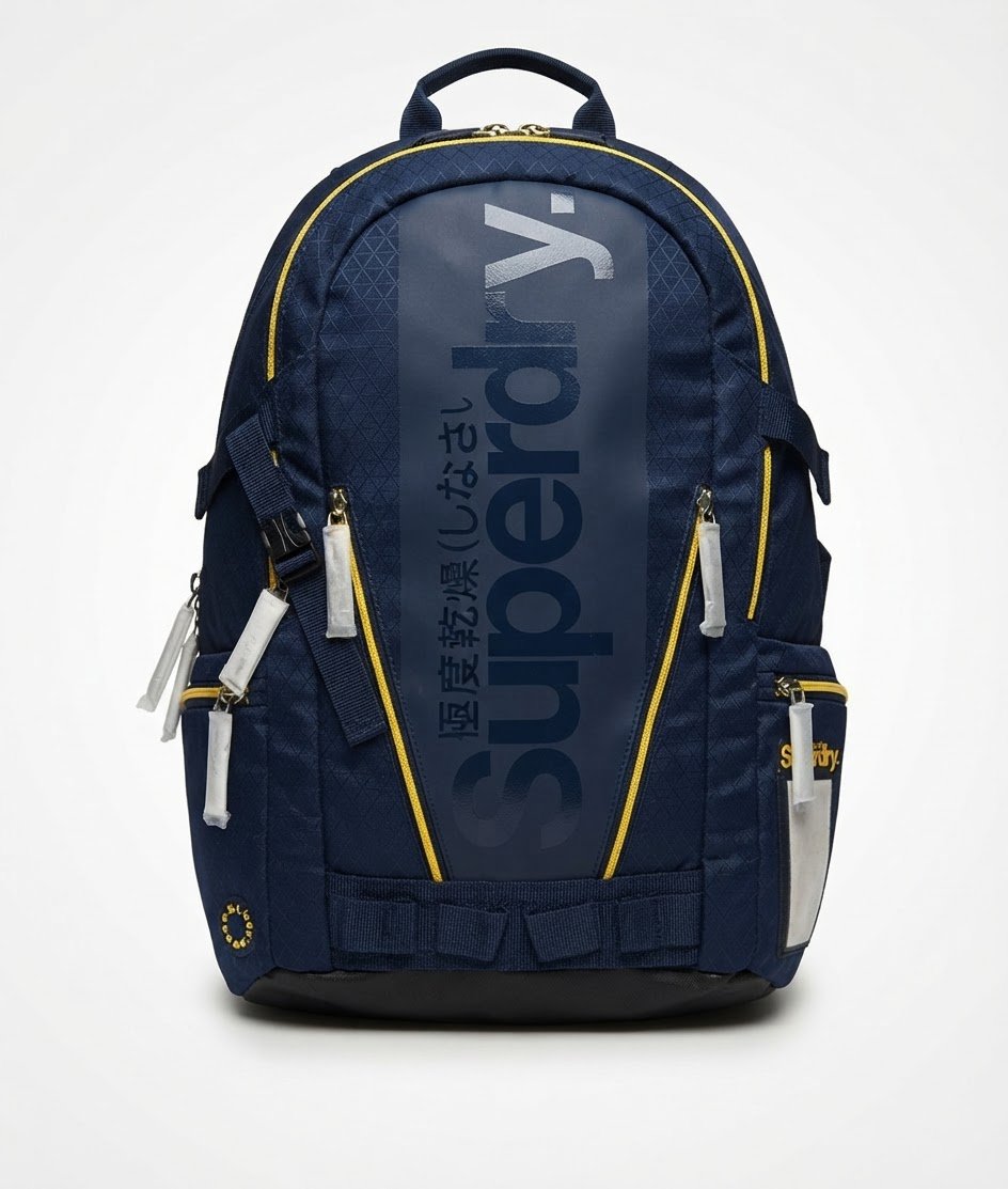 Le sac à dos Superdry Tarp bleu marine foncé avec des détails et une grande inscription Superdry en jaune fluo.